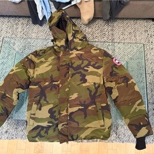 Canada Goose Camouflage Jacket XL women’s puffer.